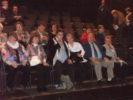 Im Theatersaal, Mitglieder der KO Gera während der Vorstellung mit Audiodeskription