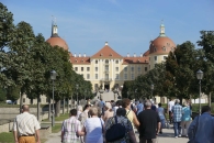Auf dem Weg zur Schlossbesichtigung Schloss Moritzburg