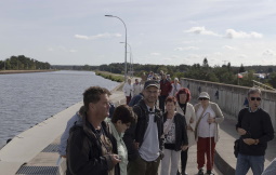 Teilnehmer der Reisegruppe auf der Kanalbrücke über die Elbe - Vorn links KO-Chef Matthias Schiedek, rechts Tagesguide Herr Börke