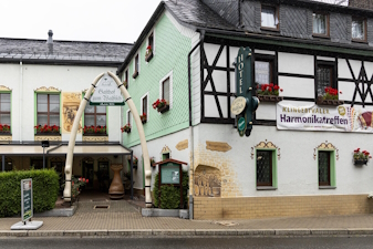 In dem kleinen Ort wird im Gasthaus Zum Walfisch Mittag gegessen und der Nachmittaag verbracht