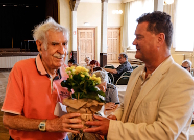 Frühlingsfestder KO Gera - Herr Mücke erhält Blumen für 20 Jahre Zugehörigkeit