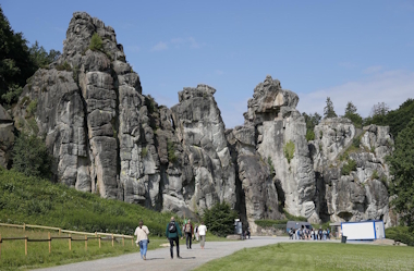 Busreise der KO Gera nach Höxter und Detmold - Die Externsteine sind ein Besuchermagnet