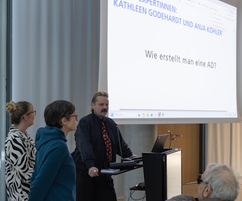 Busreise KO zum MDR Leipzig zum Thema Audiodeskription - Vortrag im Tagungsraum (v.l. Anja Köhler, Katleen Rodehardt und Falko Berthold)